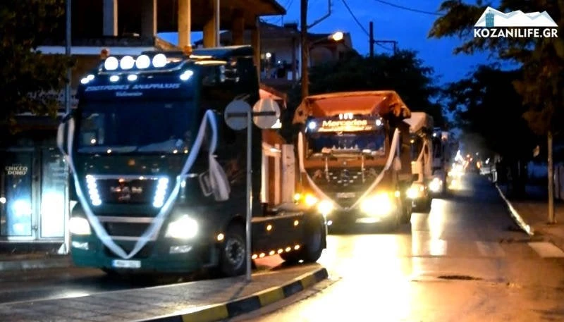 Χαμός στους δρόμους της Κοζάνης – Ο γαμπρός πήγε στην εκκλησία με 15 νταλίκες (βίντεο)